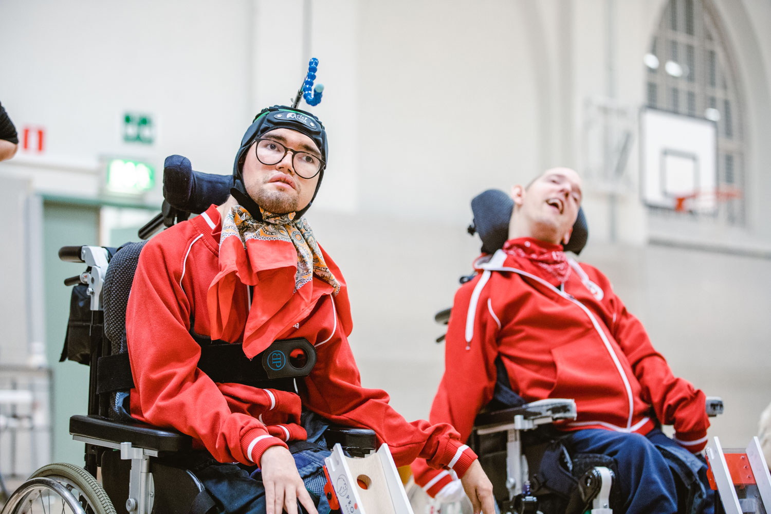 Carl och Einar i röda träningskläder.