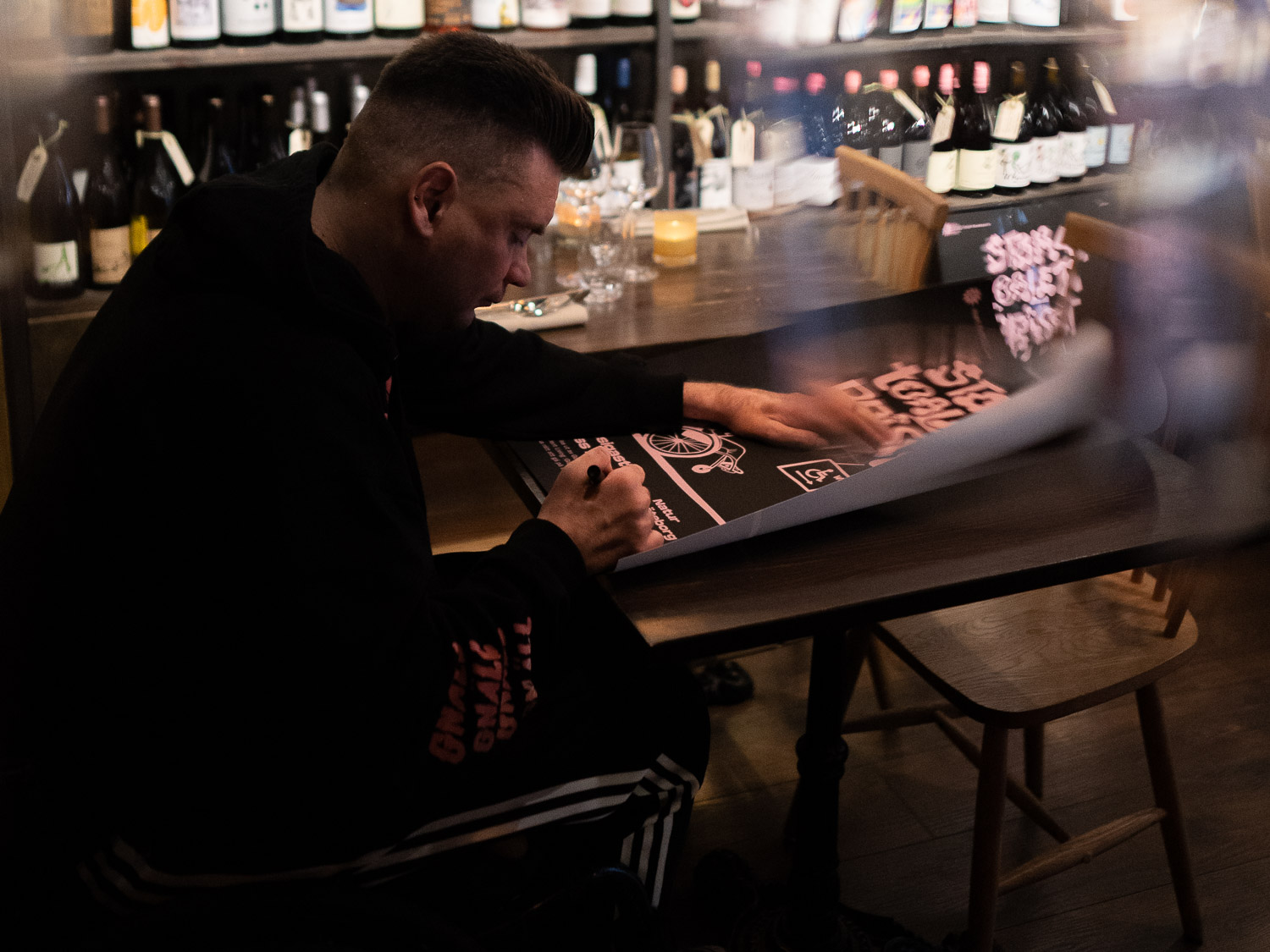 Anders Westgerd signerar diplom på restaurang Natur