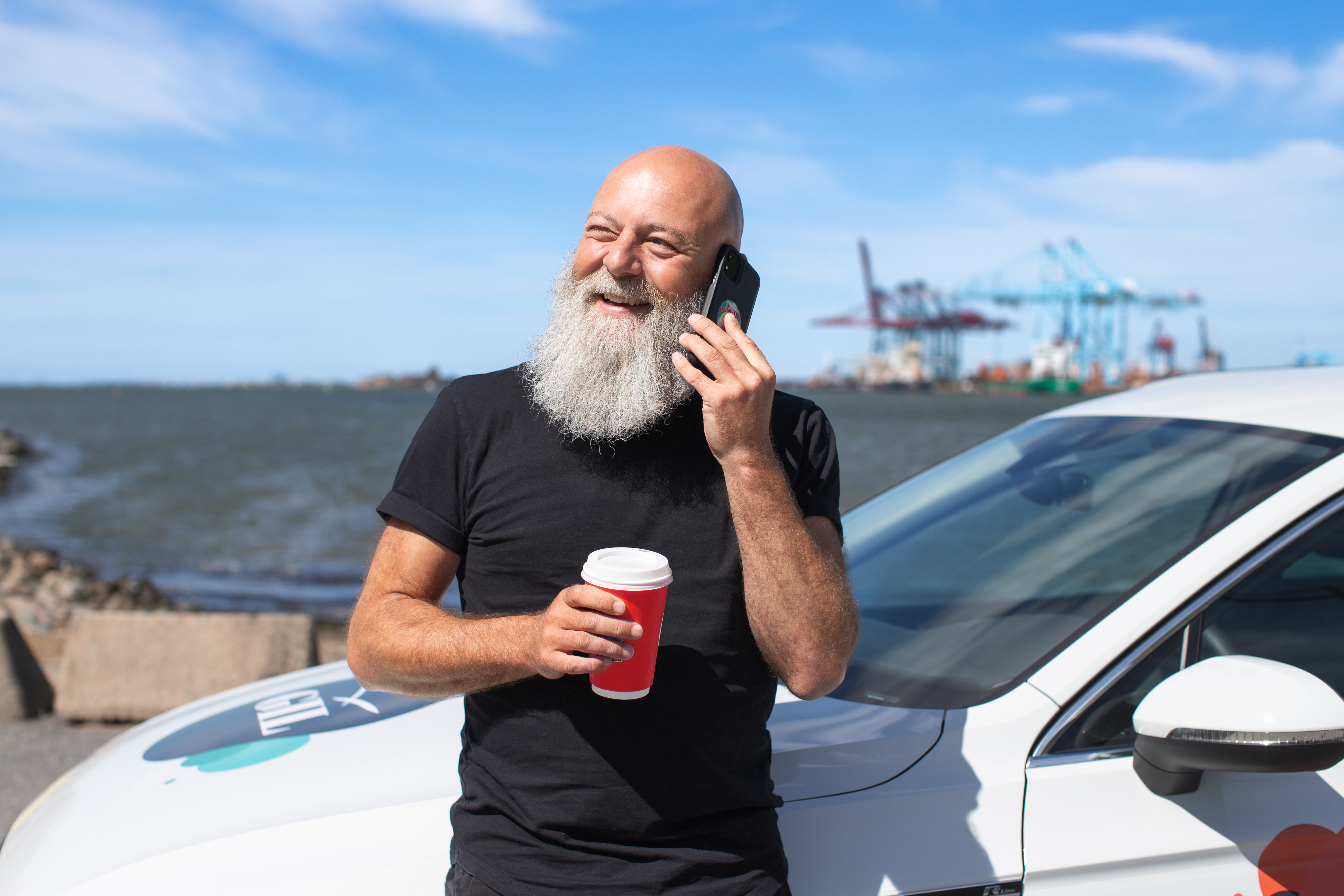 Mattias Loveson, står vid havet och pratar i telefon, han ser glad ut.