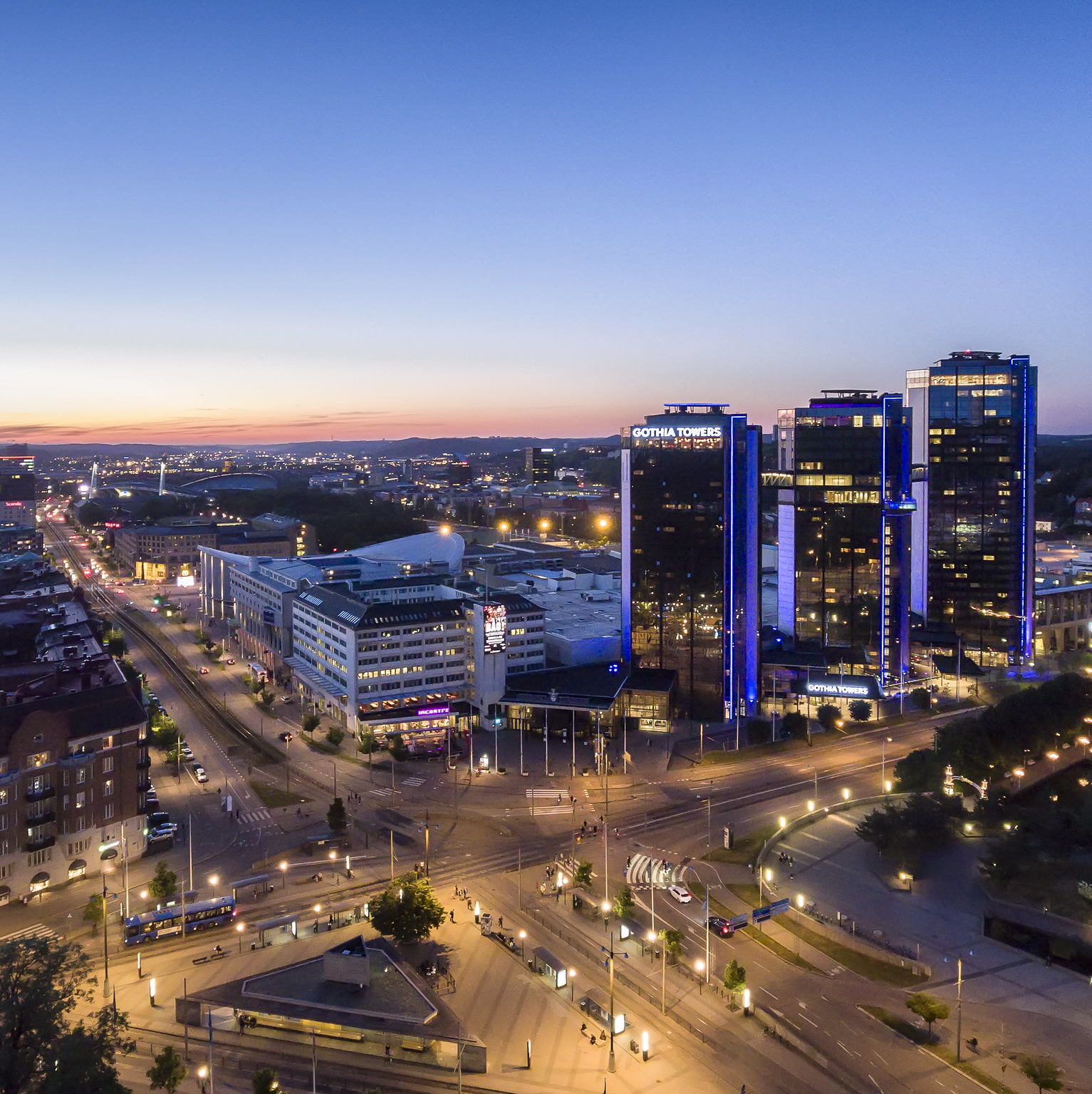 Bild över Göteborgs evenamngsstråk, med Gothia Towers tre torn till höger, KOrsvägen i bildens nederkant och Ullevi i fjärran.