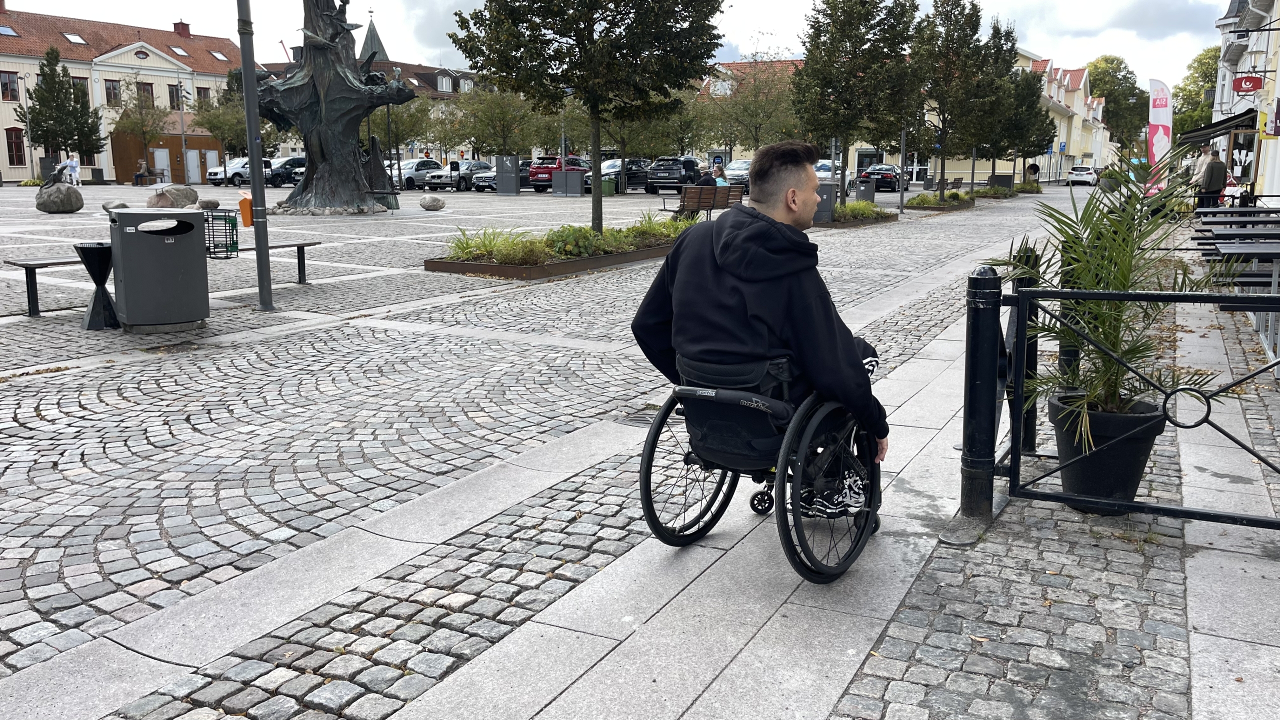 Anders Westgerd rullar utmed torget i Kungsbacka centrum.