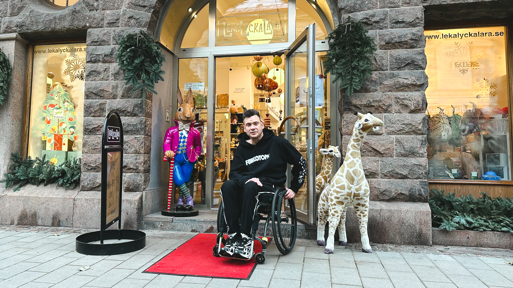 Anders Westgerd utanför otillgänglig leksaksaffär i Halmstad.