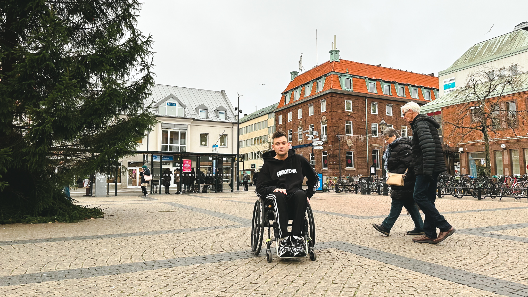 Anders Westgerd i rullstol på Stora torg i Halmstads.