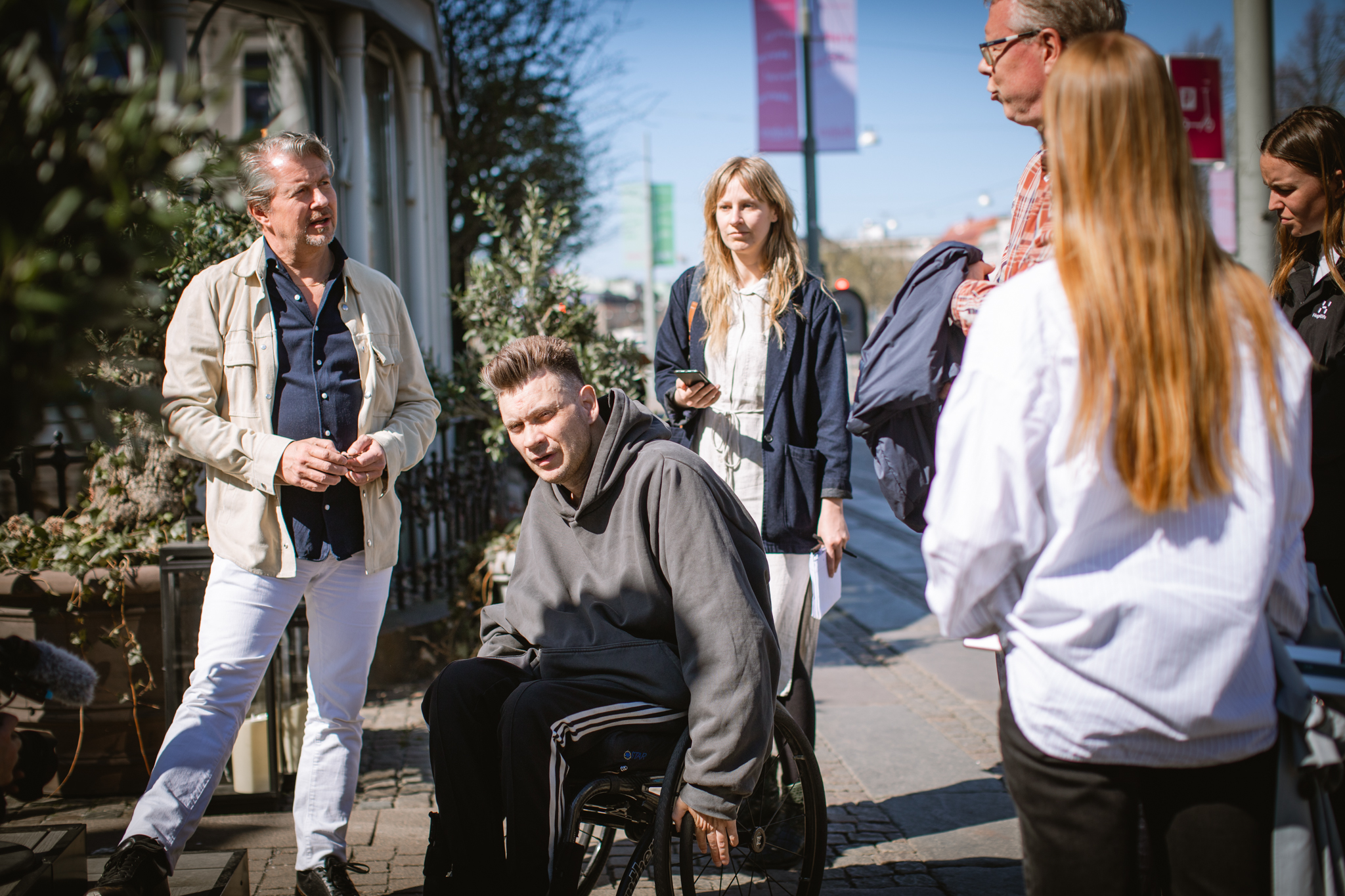 Anders Westgerd i rullstol, suppleant i Avenyföreningen och handläggare från kommunen samt reporter från GP utanför uteservering på Avenyn.