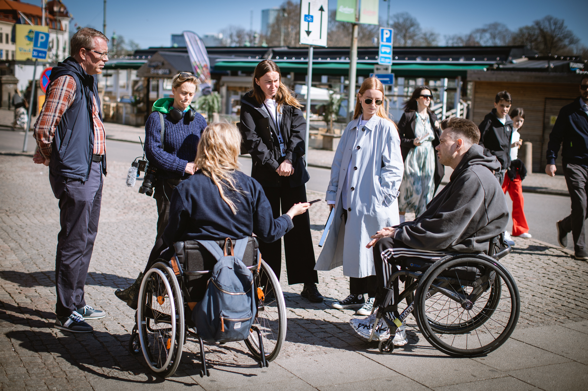 Representanter från Stadsmiljöförvaltningen, Göteborsg-Posten och GIL samtalar under ett reportage om uteserveringar i Göteborg. Stadsmiljö.
