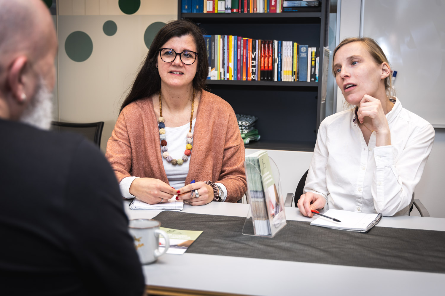 Michaela Sandström och Maria Chöler vid ett bord i ett konferensrum. Man sitter mittemot.