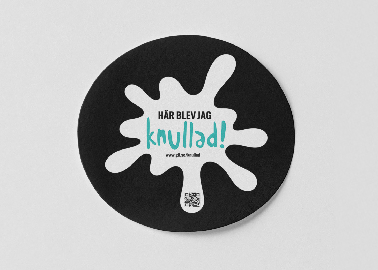 En dekal, en vit fläck som associerar till en sats, med texten Här blev jag knullad.