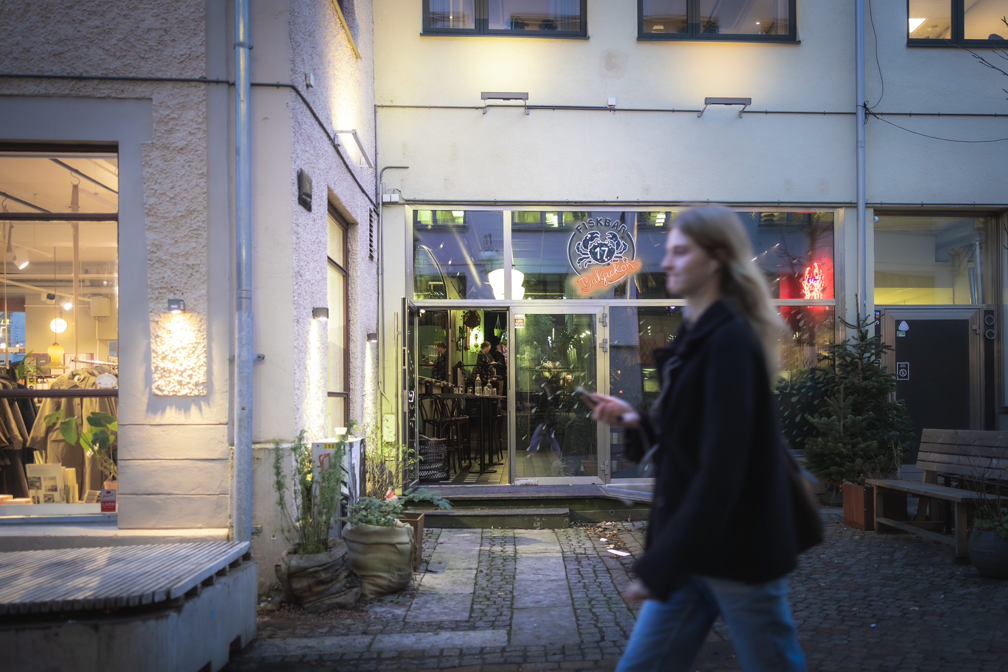 Lokalen från utsidan, skymnigsljus