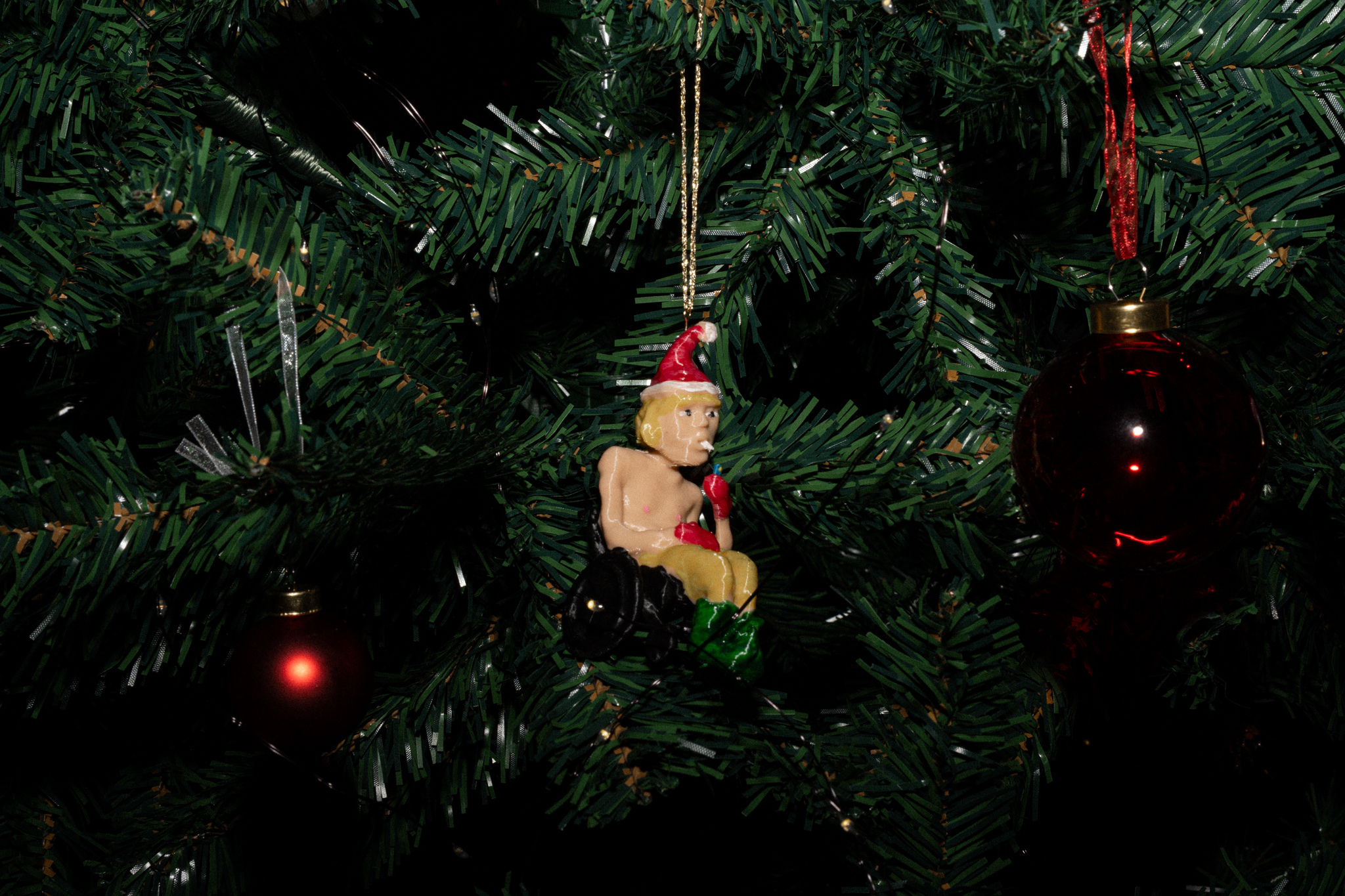 Hjultomten, en julgranskula i plast som föreställer en tomte med gula byxor och tomteluva, han röker och sitter i rullstol