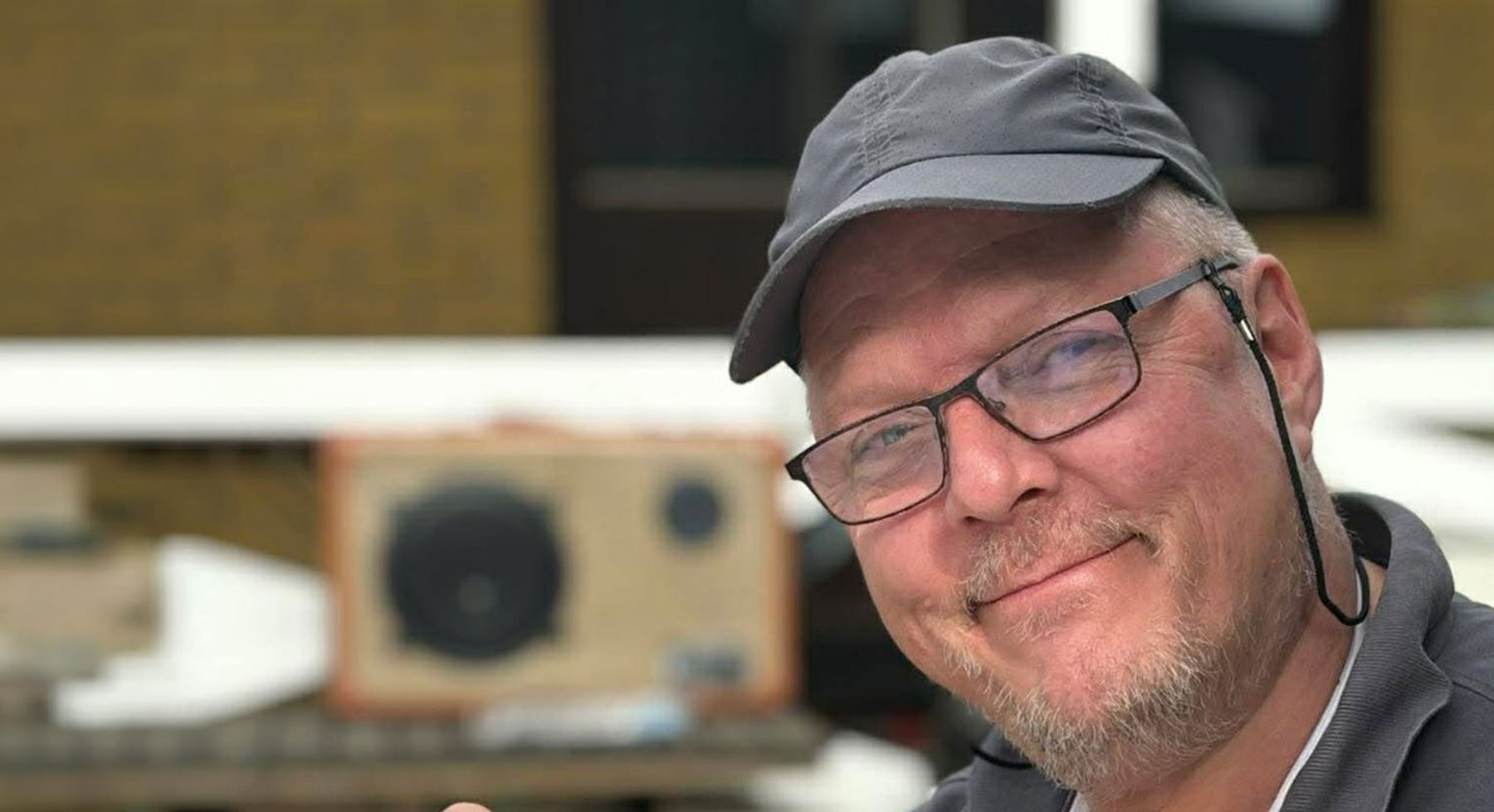 Bild på Stefan Ottmar som fick stipendium för att arrangera reparationsträffar för unga personer med funktionsnedsättning.