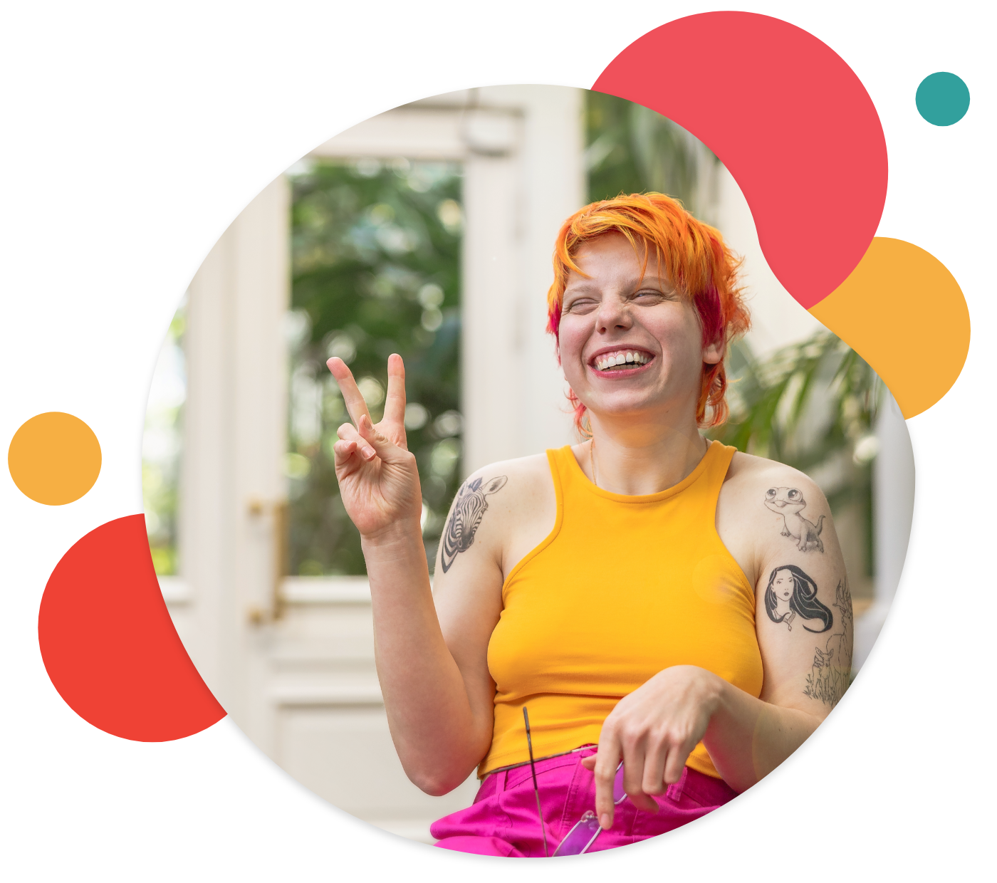 Glad tjej med gult linne, rosa byxa gör proffstecknet. Hon har färget håret i gult, orange och rosa.